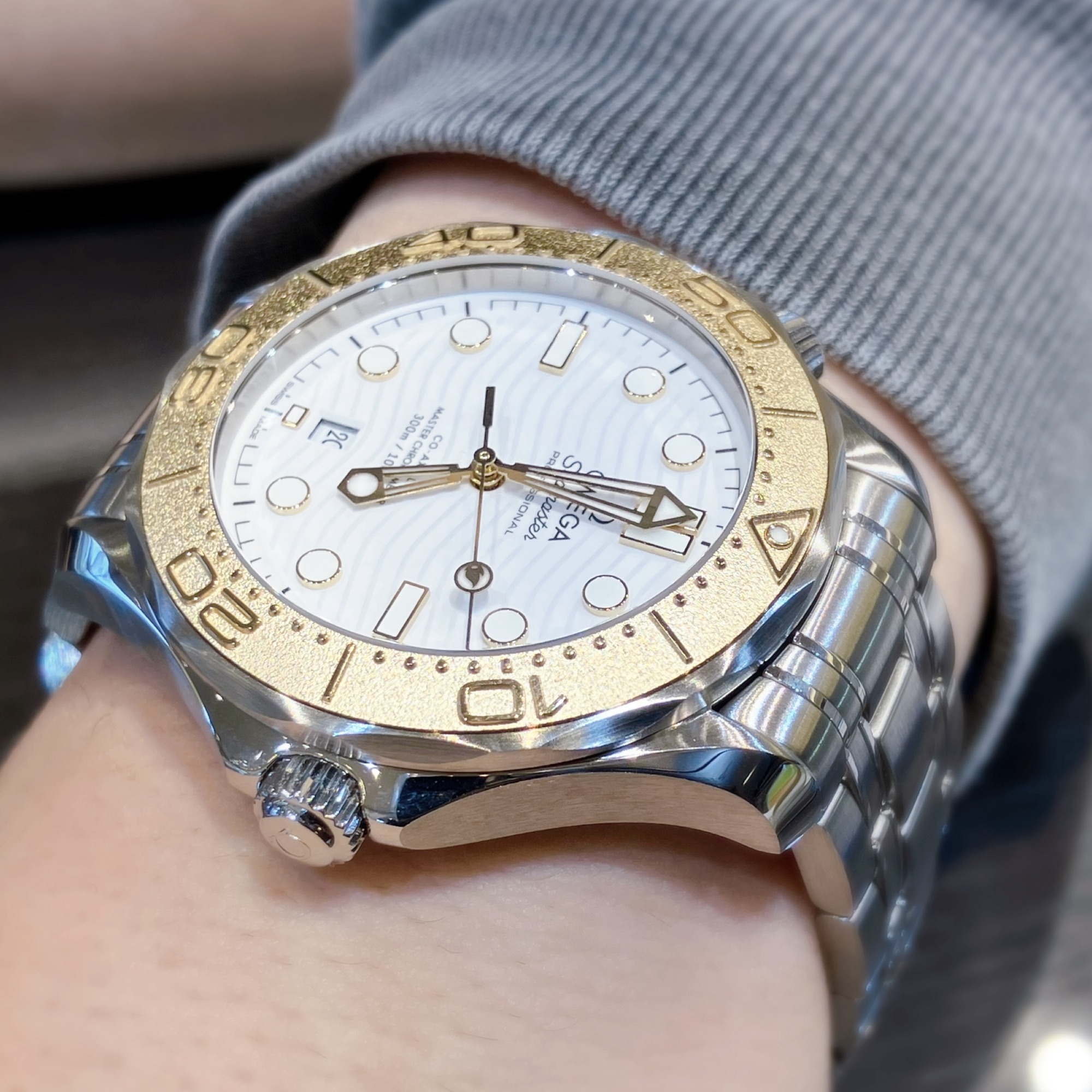 オメガ 紳士時計 薄型クオーツ 18KWG サテンシルバーダイヤル