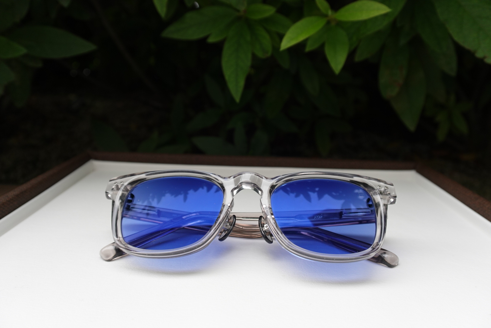 一本で二役の映える調光レンズ【安心堂浜松店】