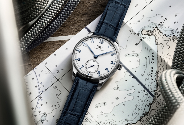 地図とIWCの青い時計